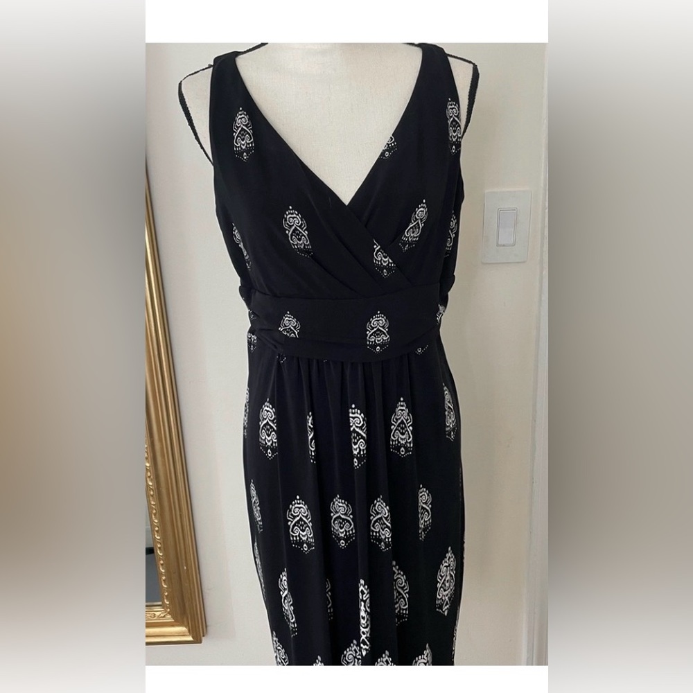 Ralph Lauren Chaps size medium Elegant Black and White  V Neck Sleeveless Dress